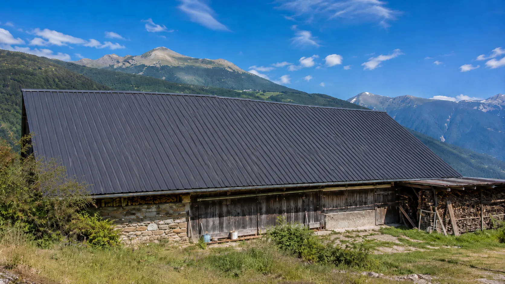Grange avec toiture protégée après traitement