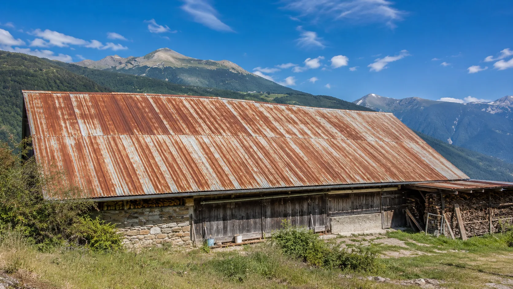 Grange avec toiture rouillée avant traitement