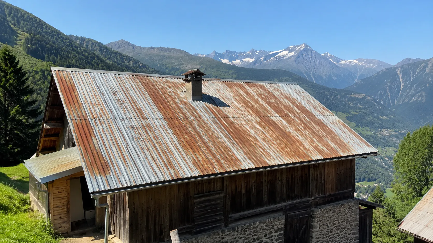 Chalet avec toiture usée avant traitement